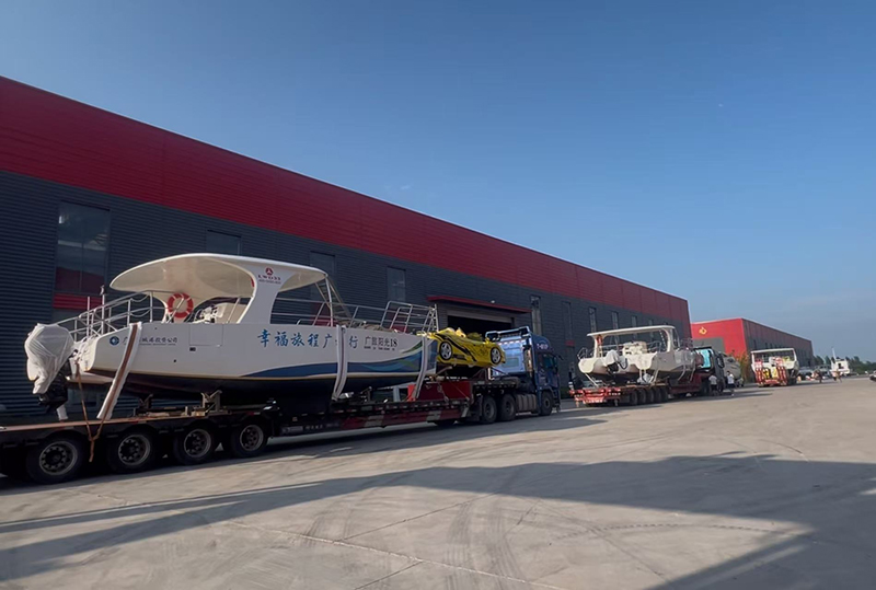 லாவாடா மூன்று கேடமரன்கள், இரண்டு நீர் விளையாட்டு கார்கள் மற்றும் இரண்டு ஜெட் ஸ்கைஸ் ஆகியவற்றை அழகிய இடத்திற்கு வழங்குகிறார்