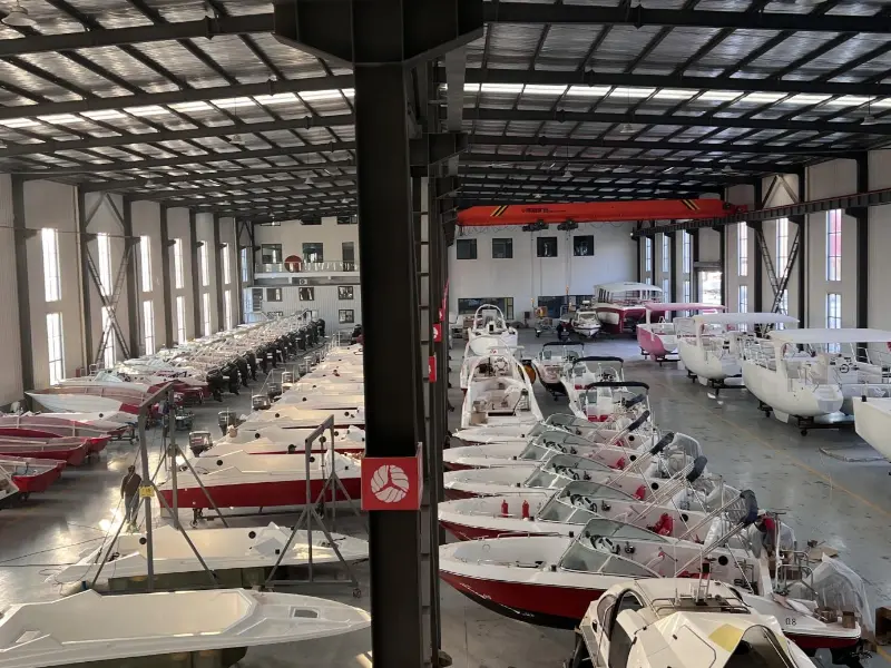 Lawada® படகு 42 பெட்டிகள் தனிப்பயனாக்கப்பட்ட வேகப் படகுகளை வழங்கும், இது BIJIA மலையின் நீர் நிலைகளுக்காக சிறப்பாக வடிவமைக்கப்பட்டுள்ளது.